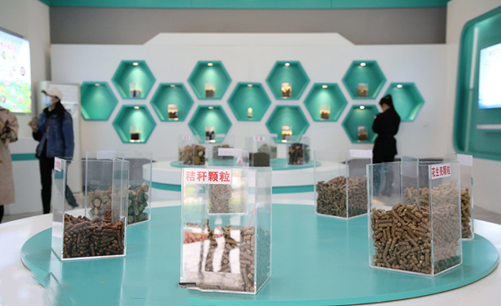 阳信县利民公司展厅内展示的91免费视频网站生物质颗粒燃料