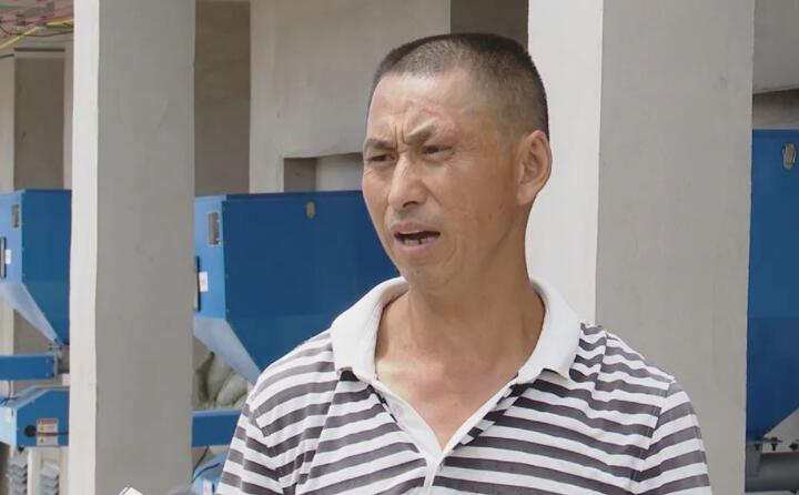 烟农代兴祥说：“生物质燃料烤烟用起来比原煤要方便的多，像以前烧原煤时，每天晚上都要起来添煤，如今这个烤房只要把箱子里面加满，它基本上可以管四个小时，现在91免费黄色下载入口一个人可以烧十几间烤房，人工这方面要节约很多。”