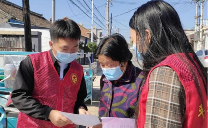 9月2日，镇里的工作人员正在给村民宣传生物质清洁取暖的好处，从经济、环保、安全、高效、便捷等方面向群众详细介绍，并向现场群众和过往行人发放《生物质颗粒炉具政策解读及安装明白纸页》，对群众关心关注的问题进行答疑解惑。