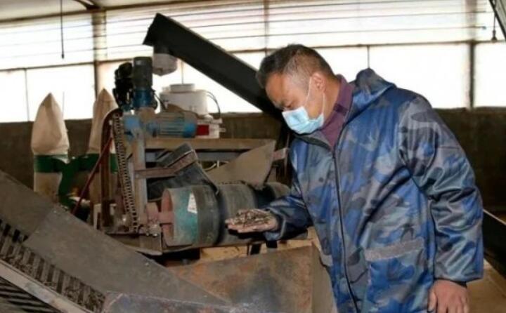 公司日产生物质颗粒燃料15吨，满负荷生产可达30吨，主要销往县内洗涤厂、豆腐厂、桑拿房等。